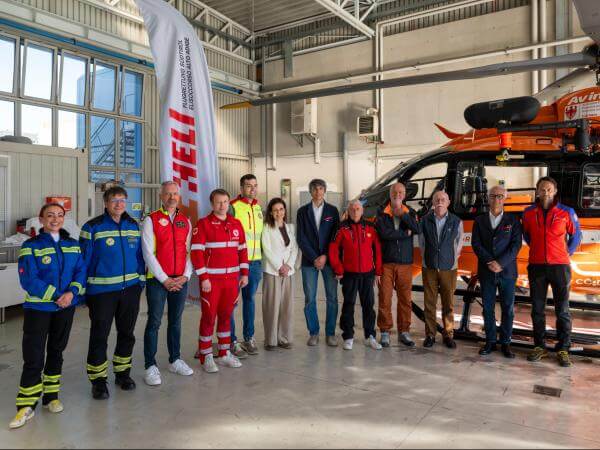 Consiglio direttivo e soci della HELI - Elisoccorso Alto Adige: Jasmine Alber (da sinistra) e Fabrizio Pascotto (Soccorso Acquatico), Direttore Stefan Viehweider (HELI), Manuel Pallua (CRI), Alexander Schmid (Croce Bianca), Francesca Zucali (CRI), Diretto